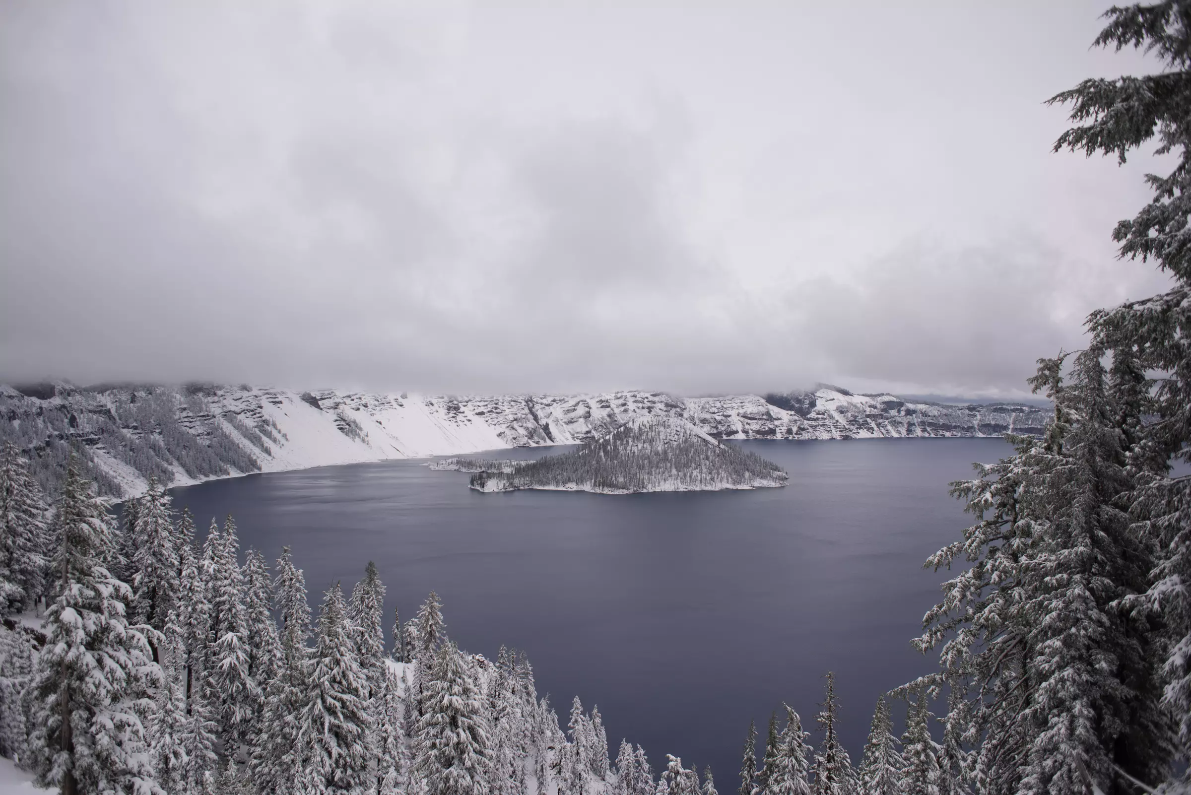 Crater Lake - znowu ziomwa sceneria, ale w tm rejonie to normalne.  W centrum zdjęcia góruje Wizard Island.