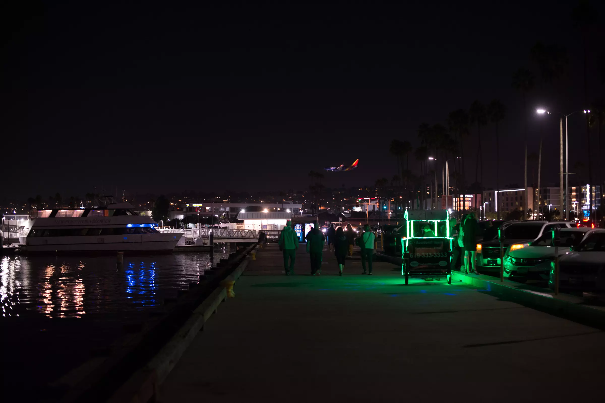 San Diego - deptak  w zatoce gdzie w tle ląduje samolot