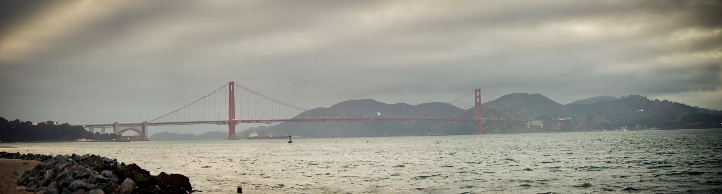 Golden Gate - Będąc w SF jest to punkt  must see, więc byliśmy przy nim. Niestety pogoda nie dopisała było pochmurnie i wietrznie (w sumie to tutaj normalne)