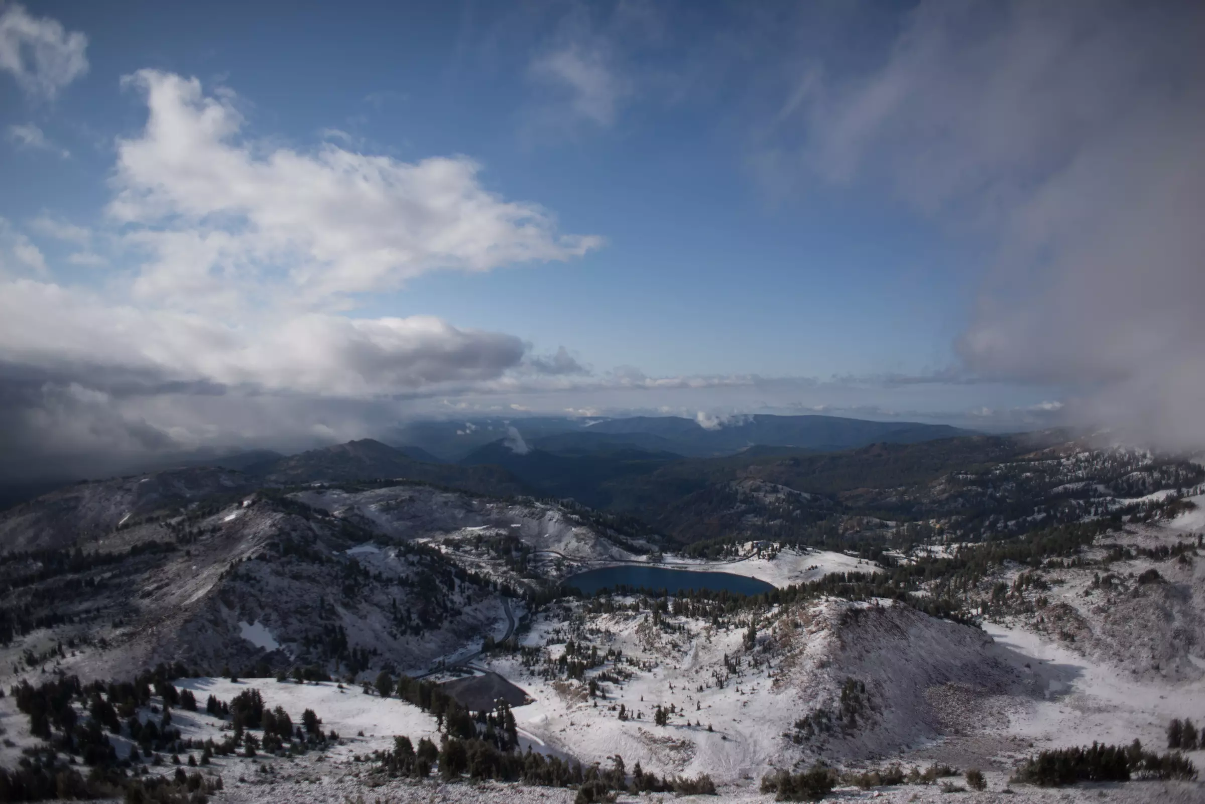 Widok na Lake Helen z  Lassen Peak