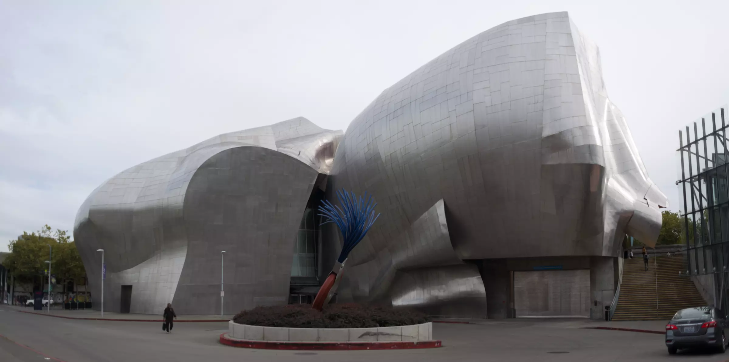 Museum of Pop Culture - interesujące kolory i bardzo ciekawy kształt