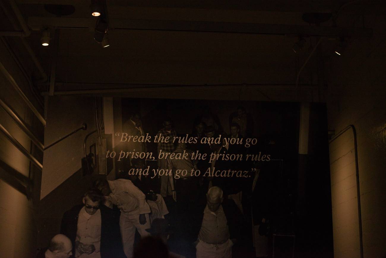 Napis witający zwiedzający przy wejściu do bloku wieziennego Alcatraz.