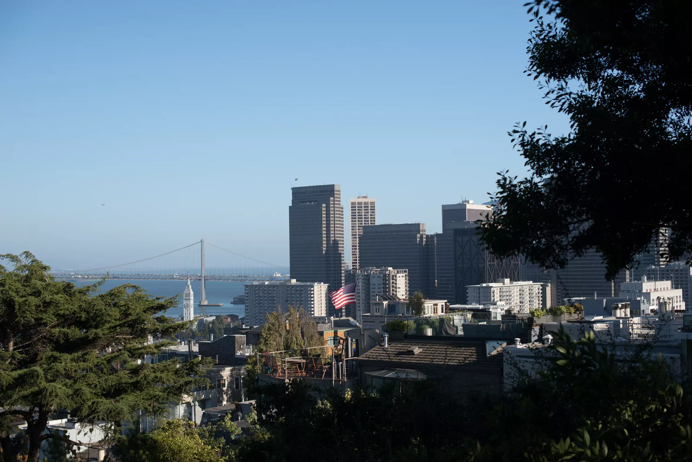 Typowy amerykanśki  widoczek, miasto i powiewająca flaga.